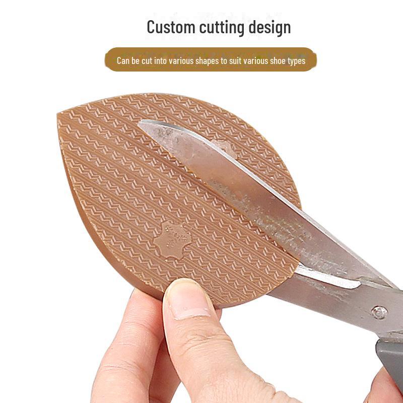 Кожаные спортивные туфли с полукруглым каблуком, противоскользящими полосками и прочной подошвой.