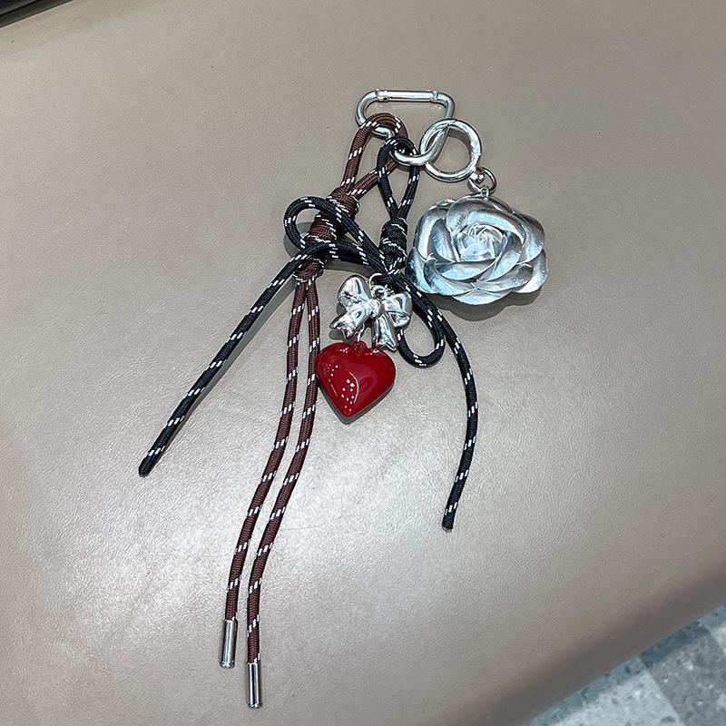 Брелок-шарм в корейском стиле в виде сплетенного вручную сердца с камелией