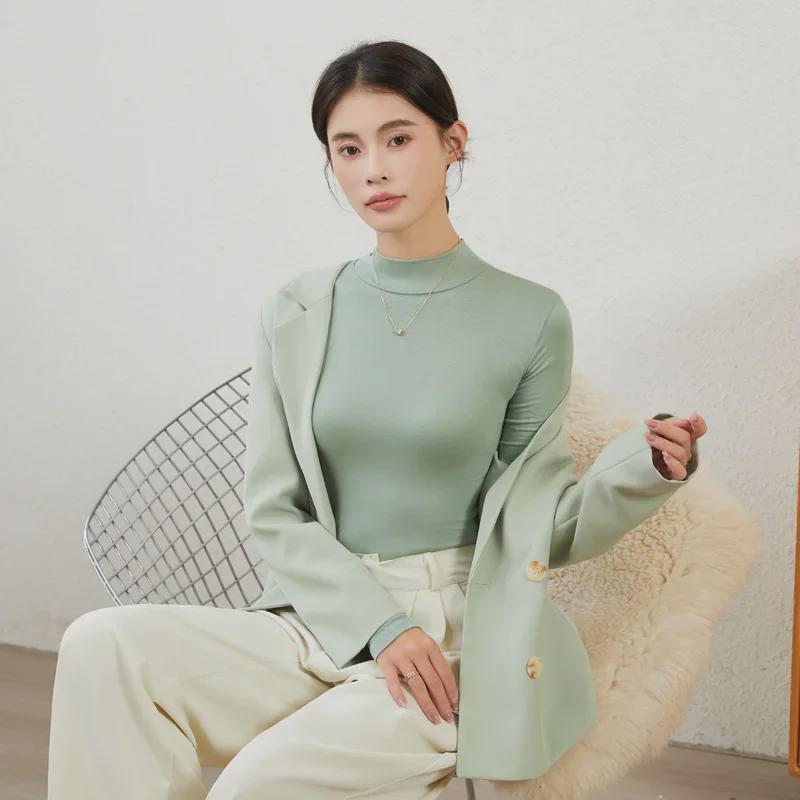 Женская облегающая рубашка с длинным рукавом и полуводолазкой — незаменимый предмет гардероба на осень/зиму в черном или белом цвете