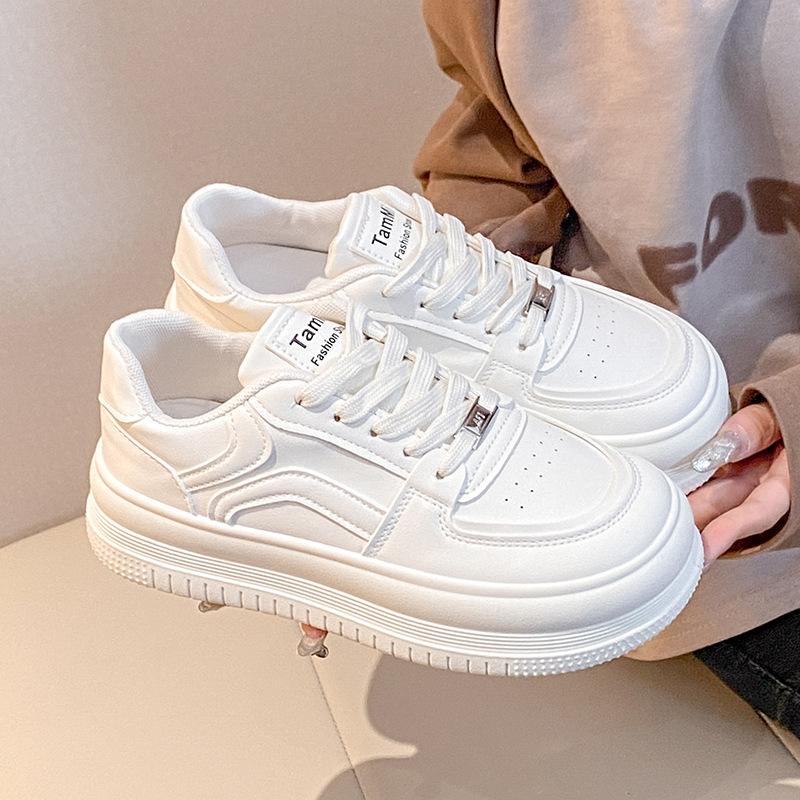 Универсальные белые туфли на толстой подошве, женские, новые летние 2024 года, дышащие женские туфли с юбками, популярная обувь, увеличивающие рост туфли для досок