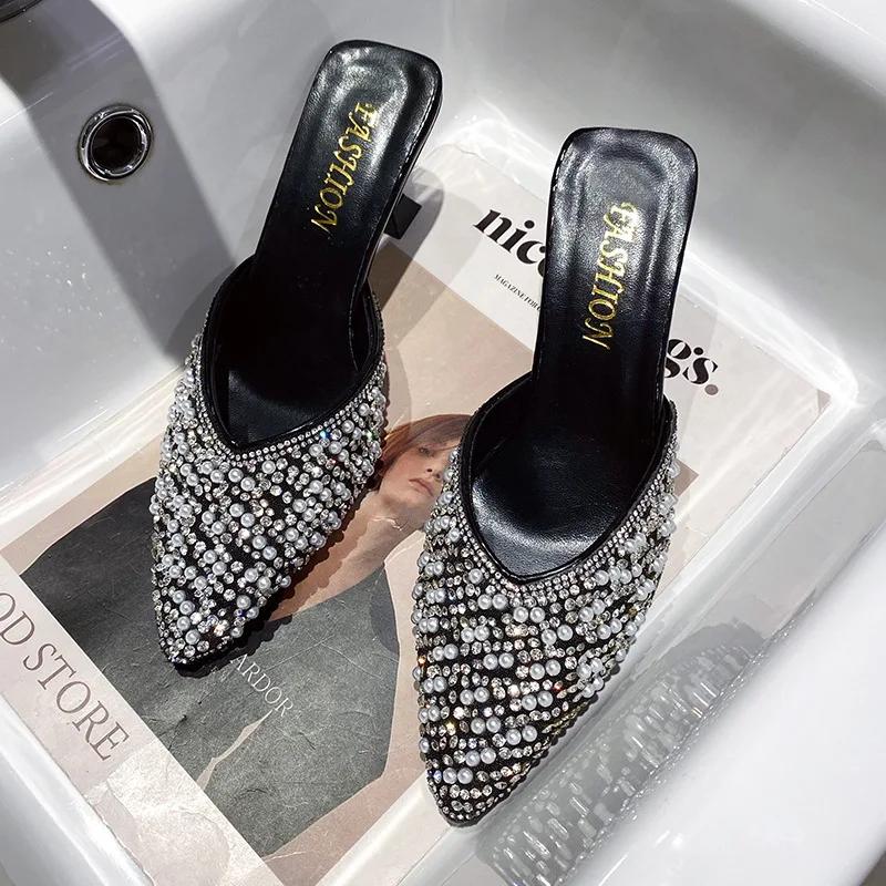 Женские модные туфли на высоком каблуке с острым носком 2025 года, летние новые туфли в корейском стиле с бриллиантами и жемчугом, пляжные тапочки для улицы, свадебная обувь