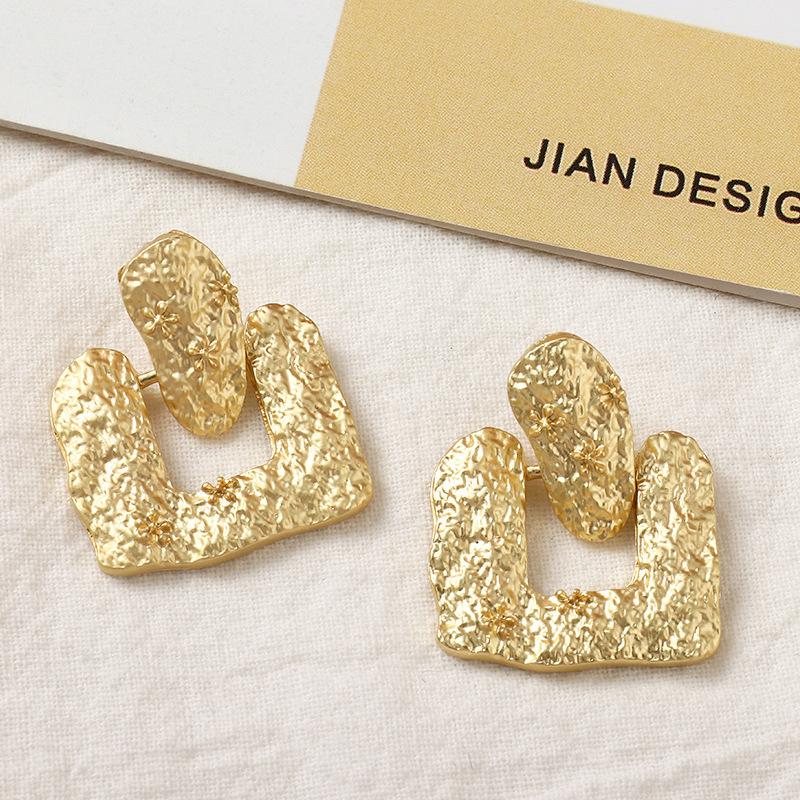 Уникальные квадратные серьги с фактурным геометрическим дизайном