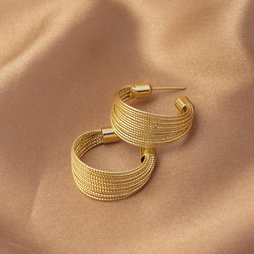 Серьги-иглы из серебра 925 пробы: Легкая роскошь, высококлассные пусеты и универсальный нишевый дизайн в виде колец для работы и стиля