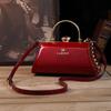 2025 Новая сумка из лакированной кожи Модная сумка на цепочке-клипсе для женщин среднего возраста Модная универсальная сумка через плечо на одном плече Сумка-багет