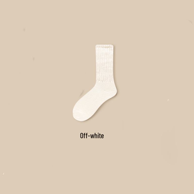 Женские носки средней длины из плотной нити белого цвета для весны/осени и серые вязаные шерстяные носки из телячьей кожи для осени/зимы.