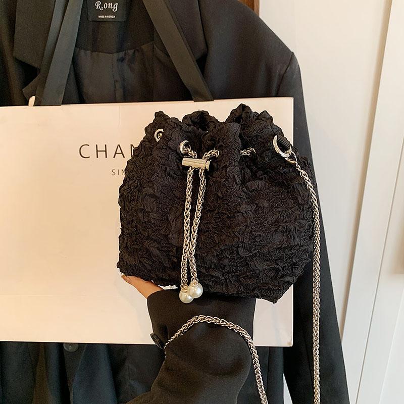 В этом году популярная и популярная женская сумка, новый нишевый дизайн, модная цепочка, сумка через плечо из ткани, плиссированная сумка-ведро