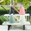 Белая лейка для полива с длинным носиком Macaron: Смола, Прочный, Двойного назначения для цветов и овощей.
