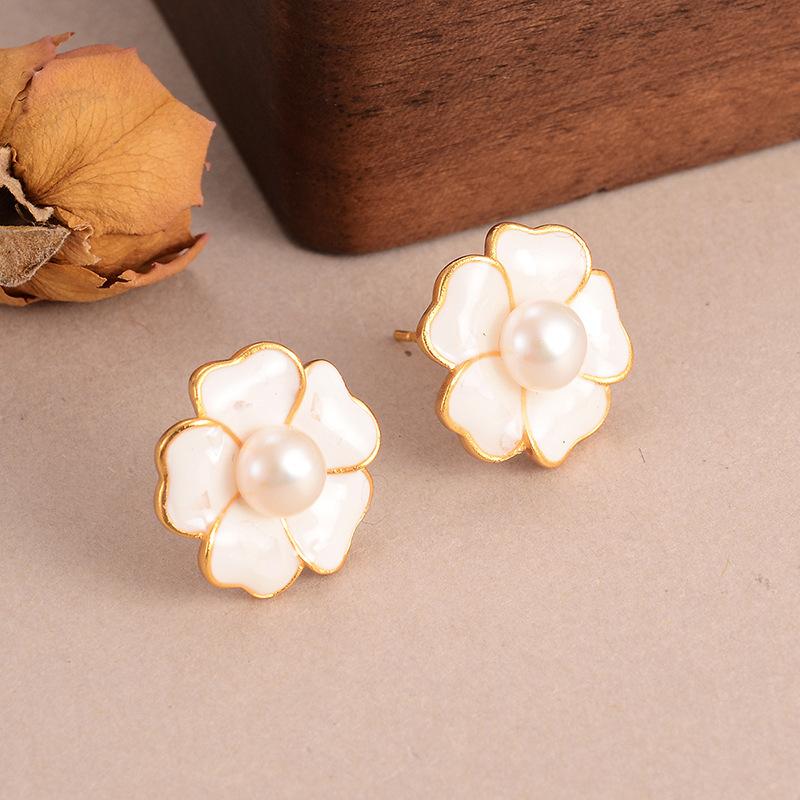 Natural pearl flower earrings are simple, small, fresh and high-end multi-color studs, versatile and high-end temperament earrings, women