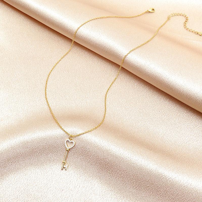 Ожерелье Love Gold Key для женщин, модная универсальная цепочка на ключицу, кулон в форме сердца, летние ювелирные изделия