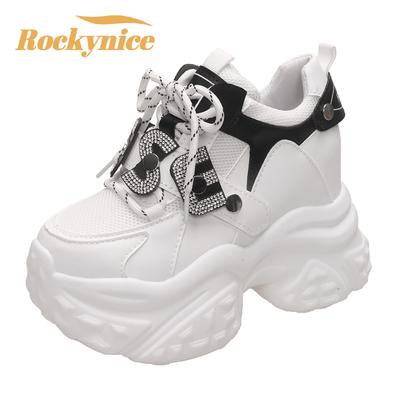 Женские кроссовки на платформе из кожи Осень 10 см Спортивные папины кроссовки Высокие массивные повседневные кроссовки Женские на толстой подошве Блестящие белые кроссовки