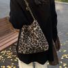 Модная нишевая дизайнерская цепочная сумка через плечо 2025 новая большая вместительная плюшевая сумка-ведро с леопардовым принтом сумка-подмышка