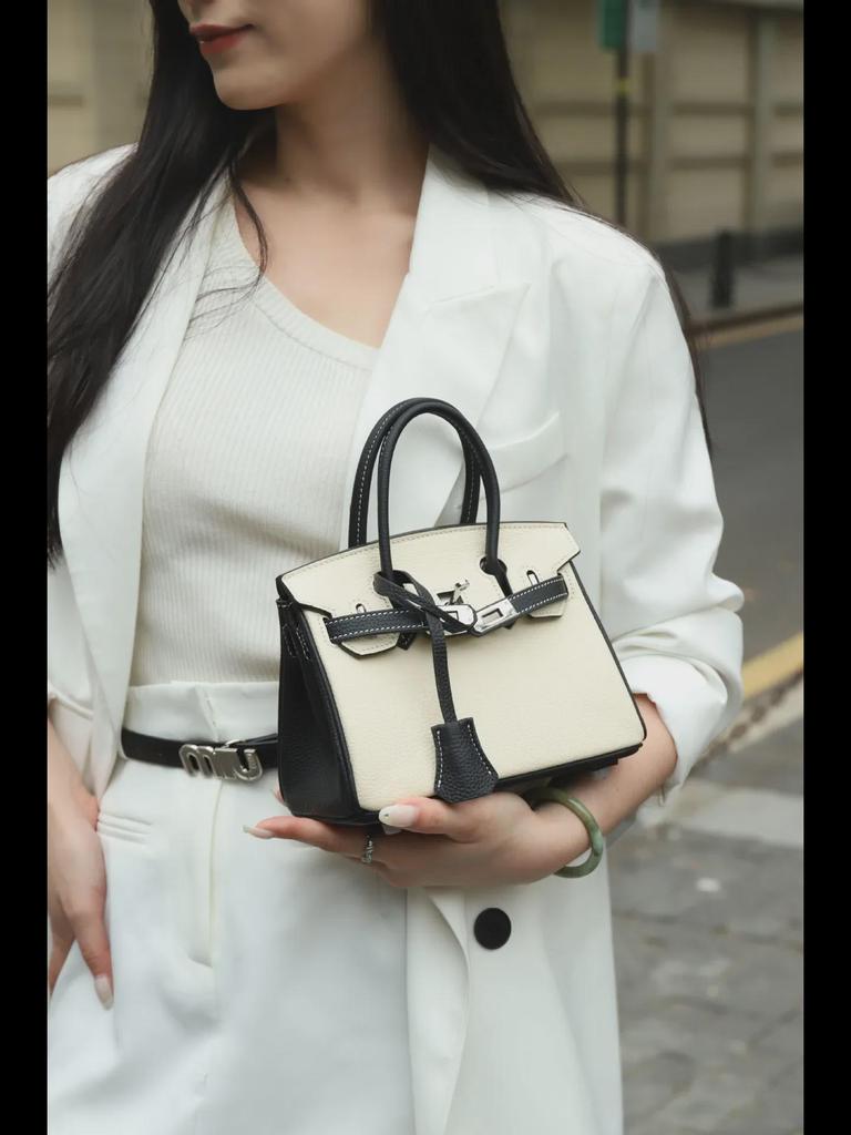 Элегантная женская сумка из натуральной кожи контрастного цвета - большая вместимость с платиновыми акцентами