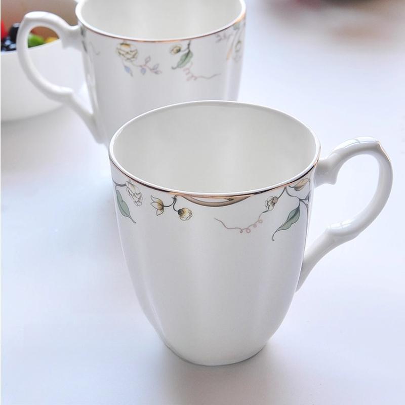 Кружка из тонкого костяного фарфора, Белая фарфоровая кофейная кружка с ручкой, Кофейная чашка с цветочным узором и золотой отделкой, Безопасна для микроволновой печи, 1 шт.