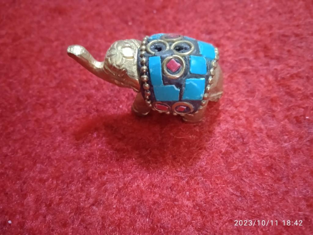 Держатель для ароматических палочек Танирика — латунная статуя слона с яркими каменными акцентами — уникальный домашний декор и ароматическая витрина для благовоний