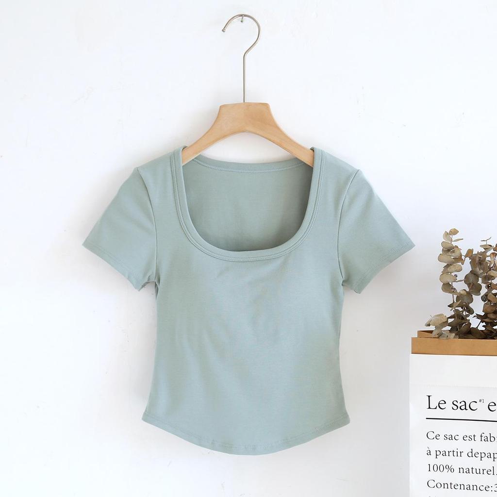 Женская футболка с коротким рукавом, подкладкой под грудь, неровным подолом, квадратным воротником и лифом-бюстгальтером — идеальный вариант для лета.