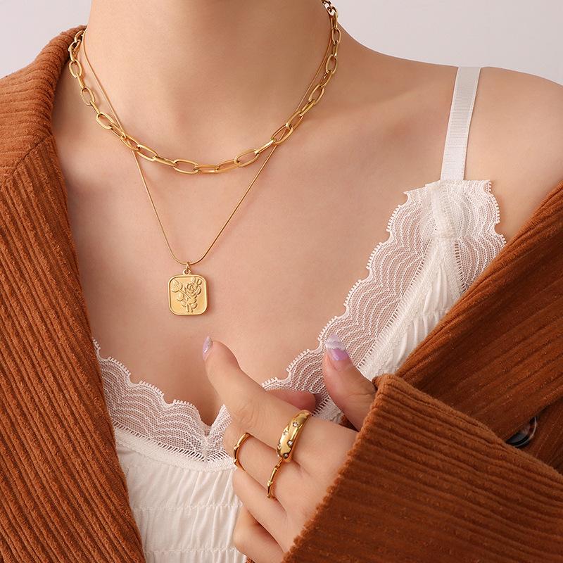 Ожерелье с подвеской в виде квадратной розы во французском стиле в стиле ретро из нержавеющей стали с позолотой на ключицу, цельное P771