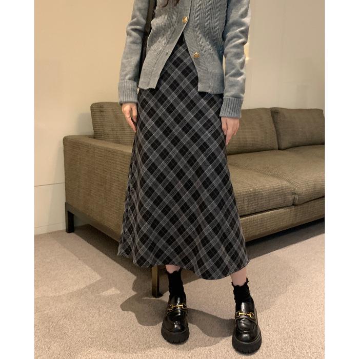 Клетчатая юбка средней длины с флисовой подкладкой - Зимняя коллекция 2025: Универсальная юбка в стиле милк-ти