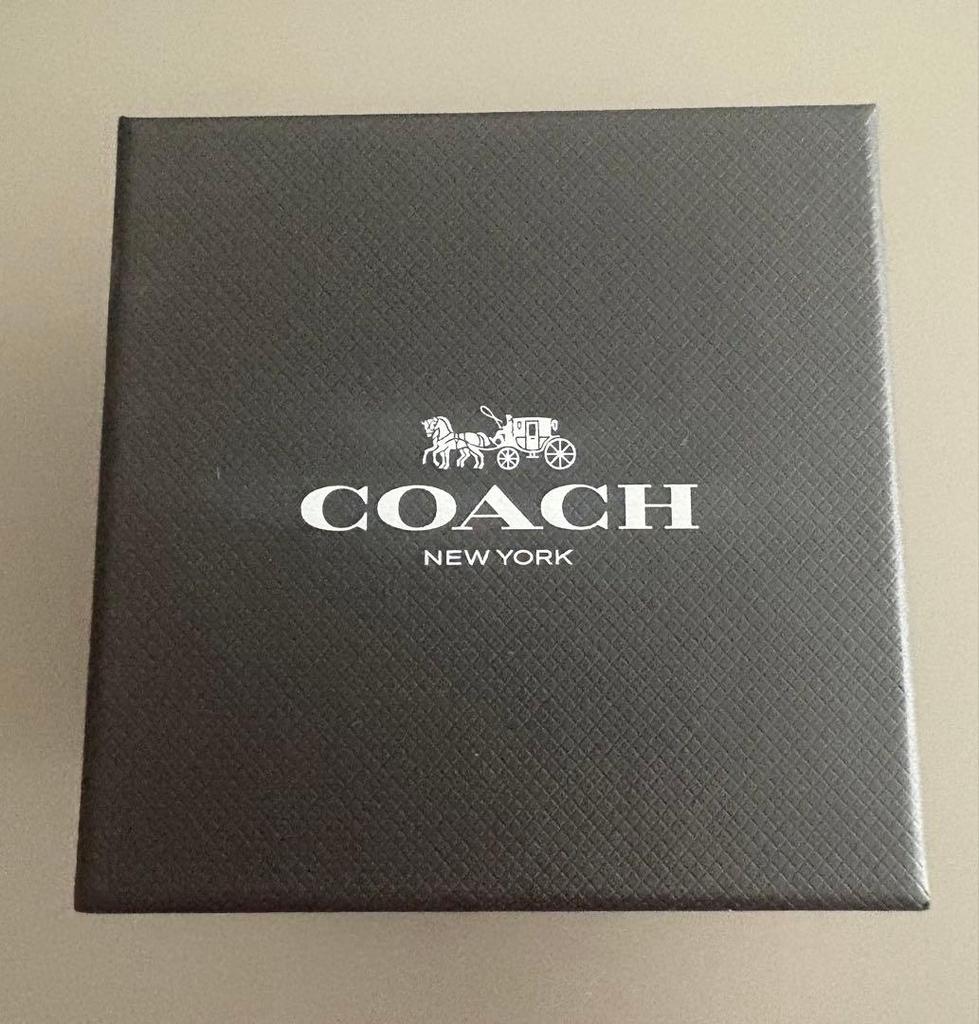 Серебряные часы COACH с декоративными элементами из камней.