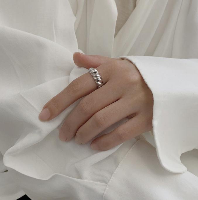 Korean-Style Open Pearl Ring: Retro, Light Luxury Design