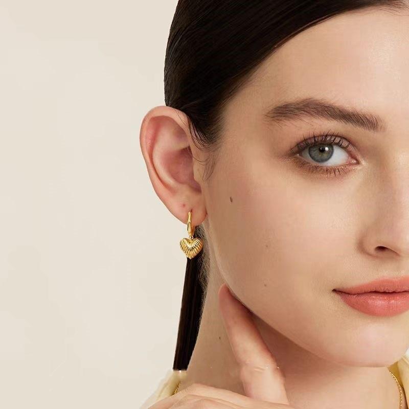 Легкие роскошные серьги-пряжки в форме сердца из золота с узором из ракушек для женщин