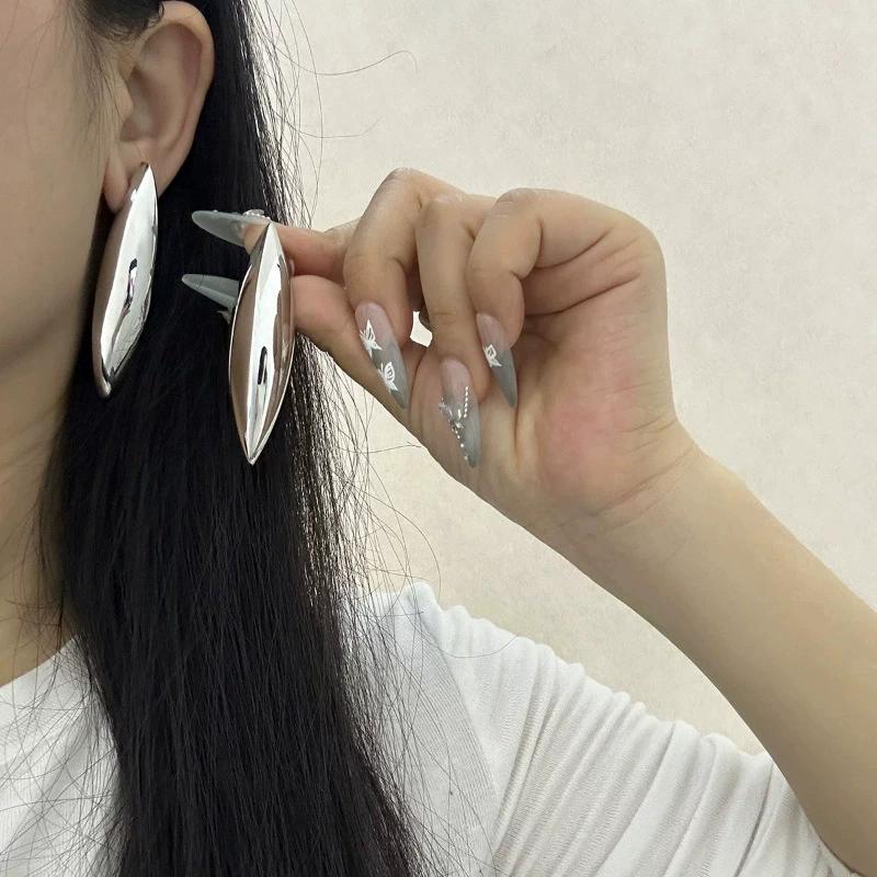Новые модные и трендовые металлические блестящие конические серьги-капли, высококлассные и стильные серьги-гвоздики, женские ювелирные аксессуары