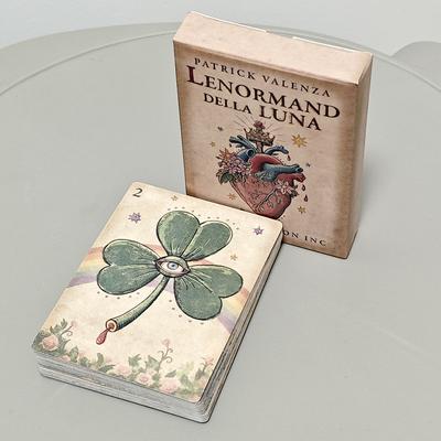 Deviant Moon Lenormand 9*6 см Della Luna Классическая колода 36 шт. Карты Lenormand Oracle, напечатанные на картоне плотностью 350 г/м2 с двойным тиснением