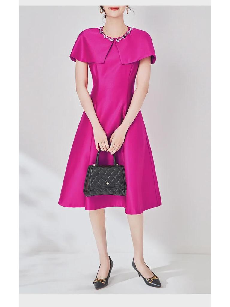 Высококачественное платье-накидка без рукавов с отделкой в виде бриллиантовых гвоздей