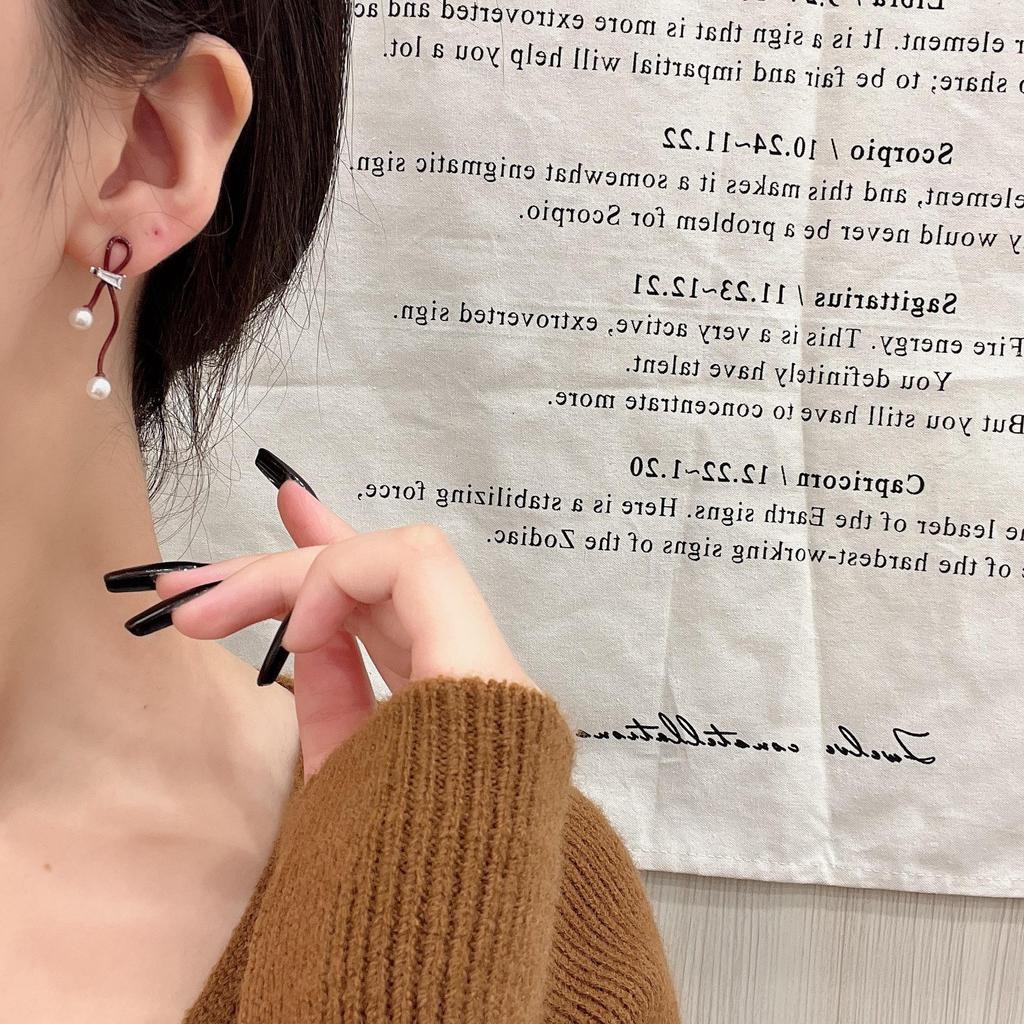 2024 Высококлассные серьги Ankola с красным бантом: Нишевый дизайн в гонконгском стиле для женщин