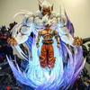 Гигантская и внушительная фигура Гоку, Короля Обезьян из Dragon Ball Z, в боевой позе.