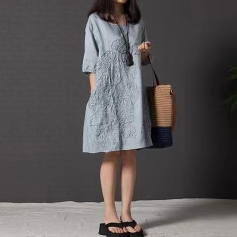 Литературное маленькое свежее свободное хлопково-льняное платье с длинными рукавами и вышивкой