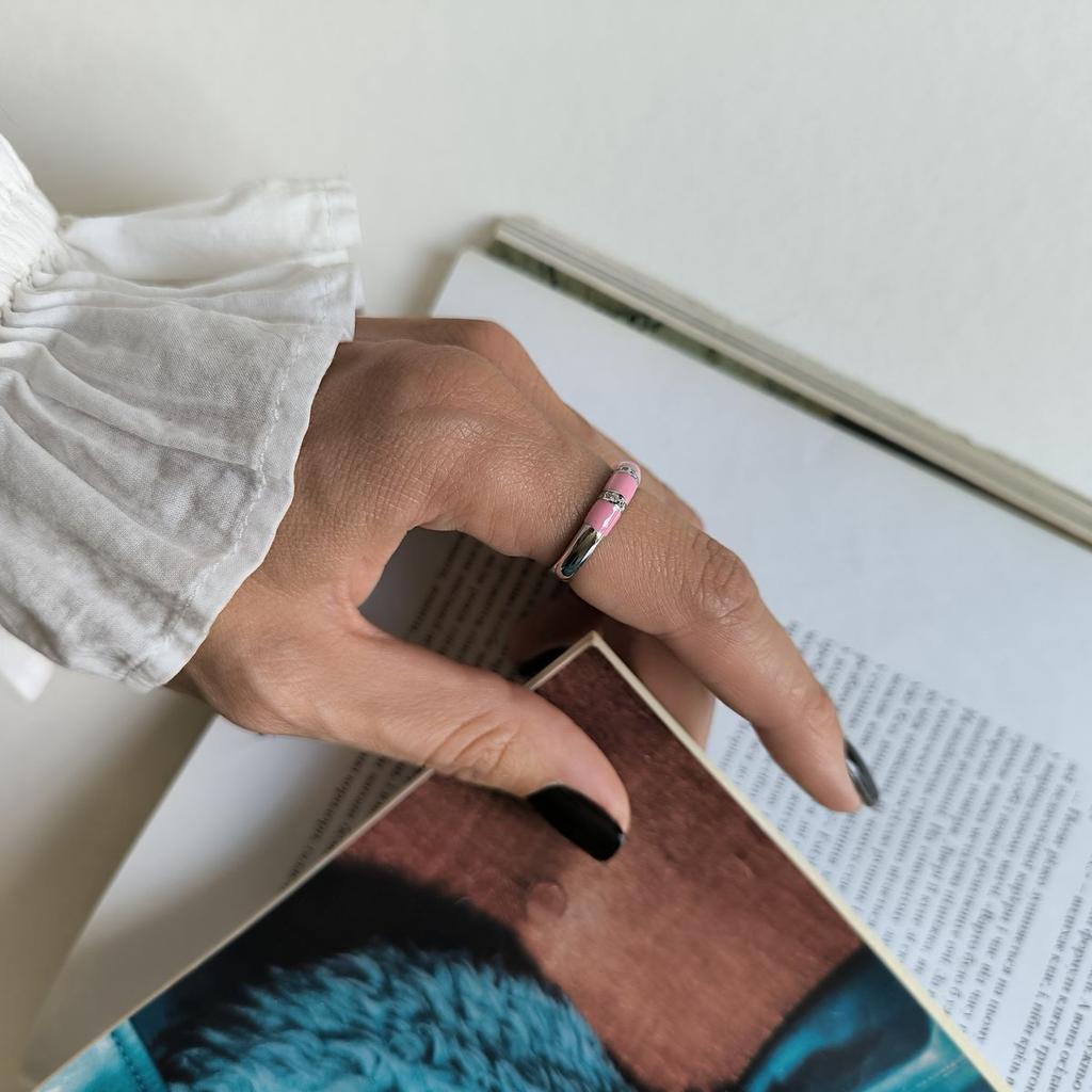 Серебряное кольцо с фианитами, емаллю, вес изделия 2,8 гр (60002188)