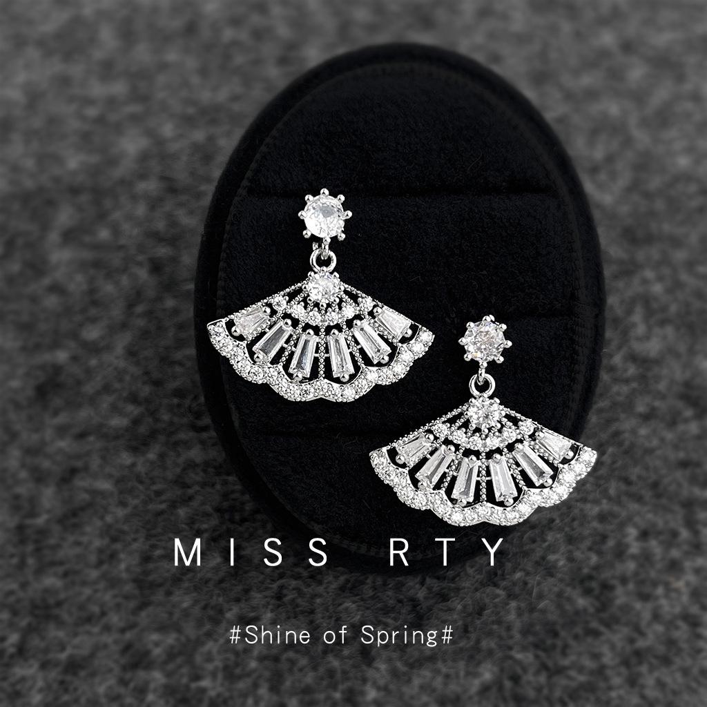 "Ci Mu Er Er" Retro Chinese Style Fan Earrings - Artistic Zirconia Earrings for Women, Light Luxury.