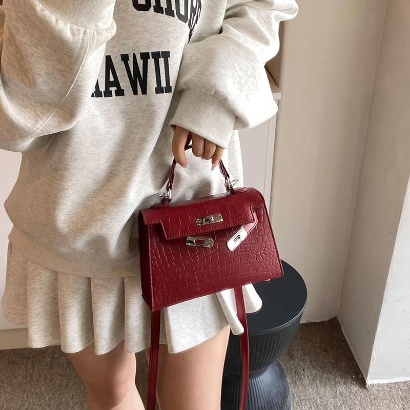 Женская сумка 2025 новая сумка женская осенне-зимняя модная универсальная сумка-мессенджер с крокодиловым узором портативная маленькая квадратная сумка