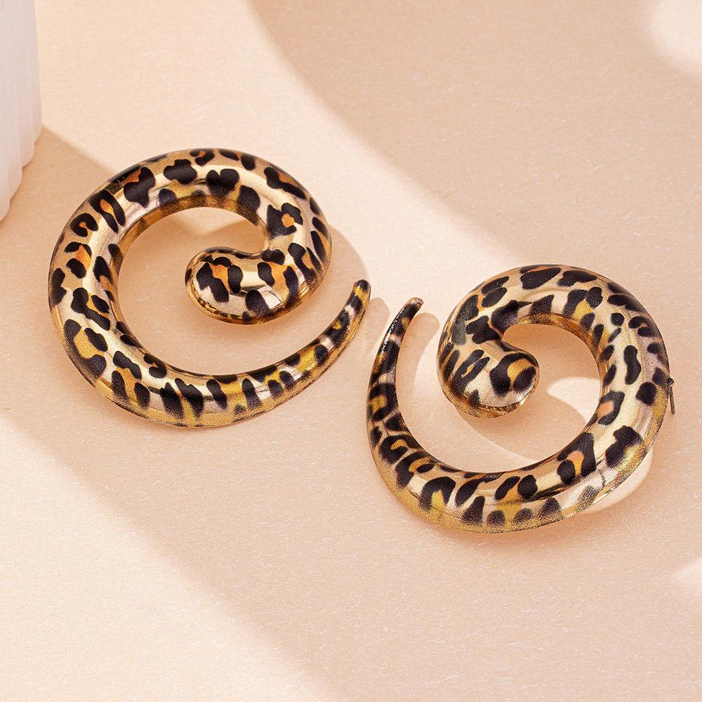 «Серьги в виде спирали с леопардовым узором — смелый и модный дизайн»