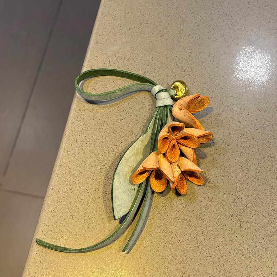 Шарм для сумки в форме цветка из натуральной кожи, шнурок из коровьей кожи, женский кулон для сумки-тюльпана, брелок для ключей автомобиля, аксессуары с ручным плетением