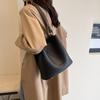 IELGY Retro Large-capacity Underarm Bucket Bag, Versatile and Simple One-shoulder Crossbody