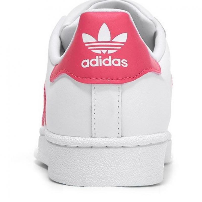 Выберите 1 из 4 суперзвезд Adidas