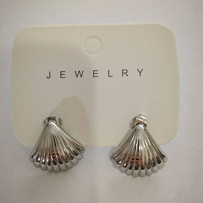European and American Minimalist Style High-End Stainless Steel Earrings with Exaggerated Petal Geometric Shell Texture Titanium Steel Earrings