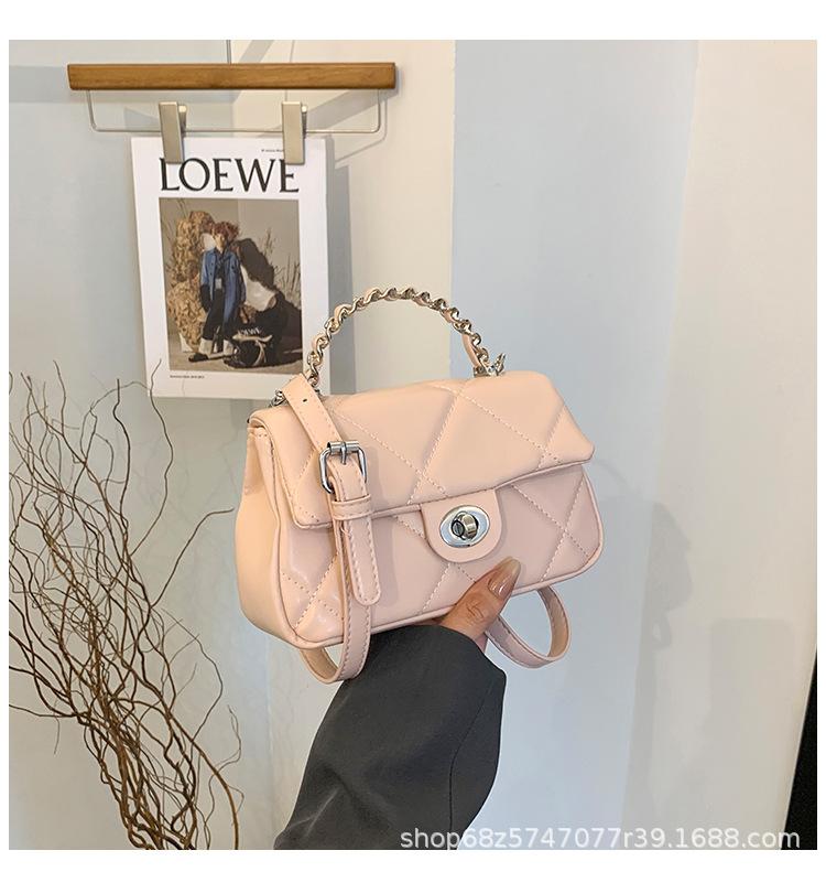 Портативная маленькая квадратная сумка 2025 новая маленькая сумка-мессенджер в модном иностранном стиле с маленьким ароматом, трендовая ромбовидная универсальная плечевая сумка для通勤