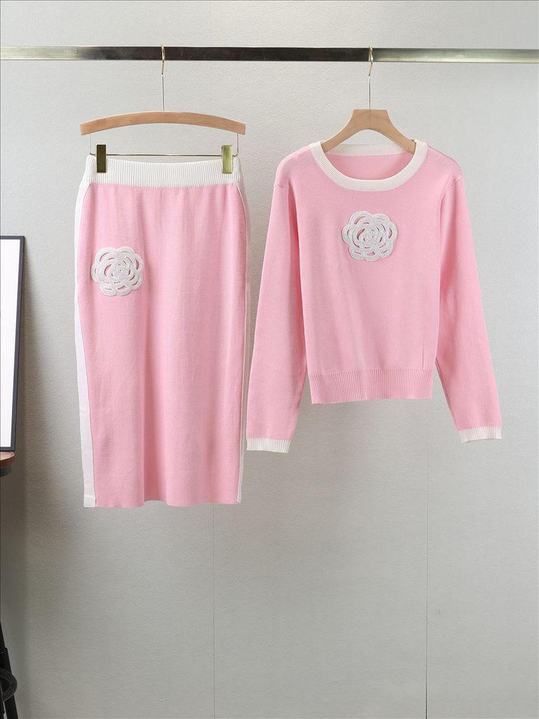 Женский корейский вязаный комплект с камелиями: Элегантный топ с круглым вырезом и облегающая юбка - комплект из двух предметов