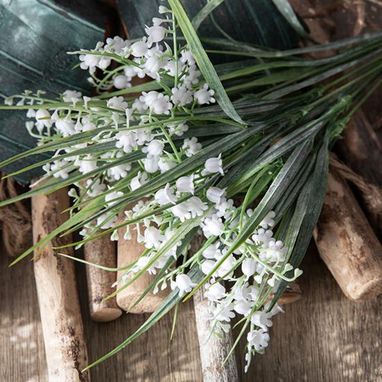 Привлекательный макет сцены из искусственной травы. Яркий вид.