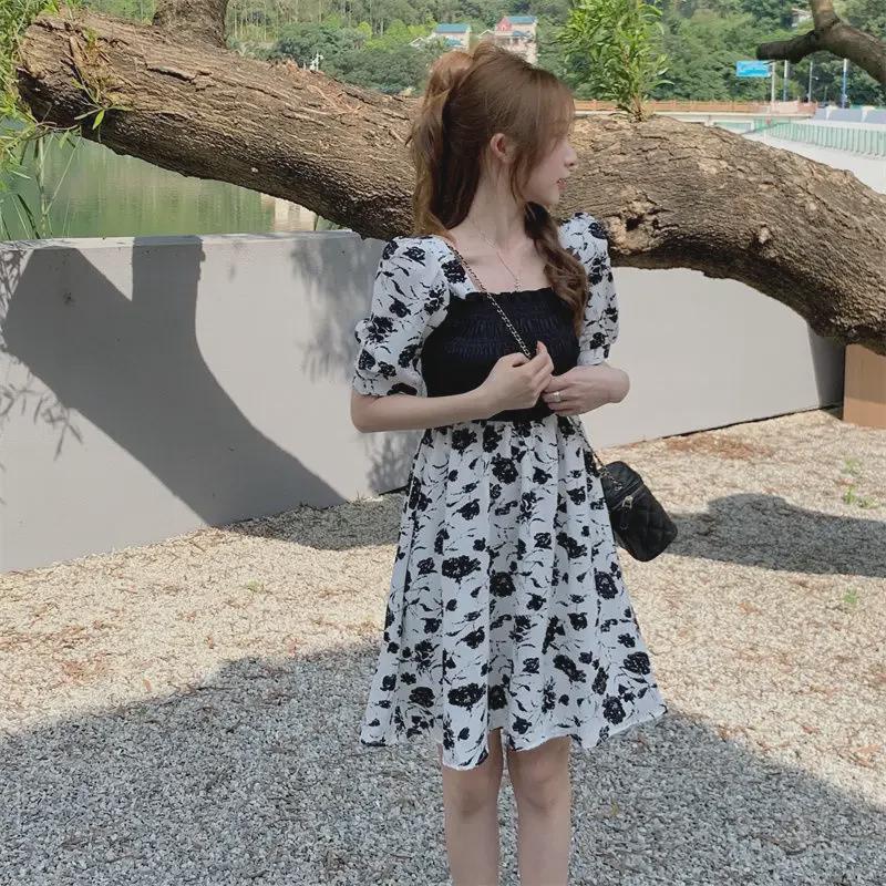 Летнее платье длиной до колена с цветочным принтом 2024 года, французскими рукавами-фонариками и утягивающим талию дизайном