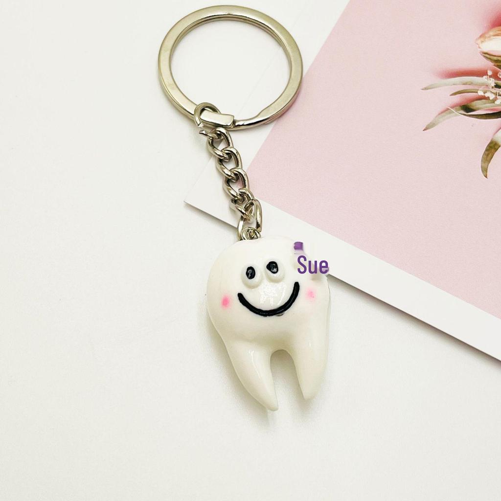 Creative Smile Face Resin Keychain - Personalized Gift Bag Charm & Activity Freebie