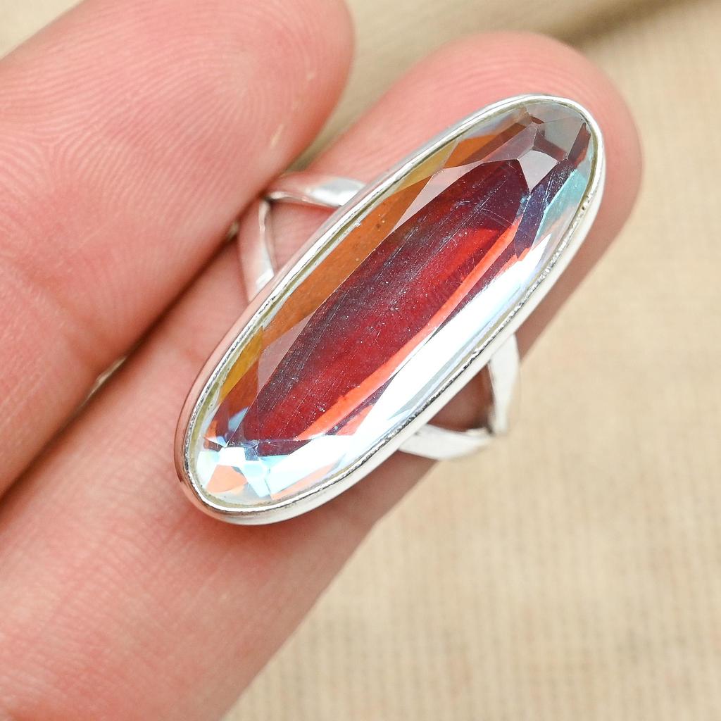 Кольцо из стерлингового серебра 925 пробы с радужным мистическим топазом. Изящное ювелирное изделие. Подарочное кольцо ручной работы с драгоценным камнем.