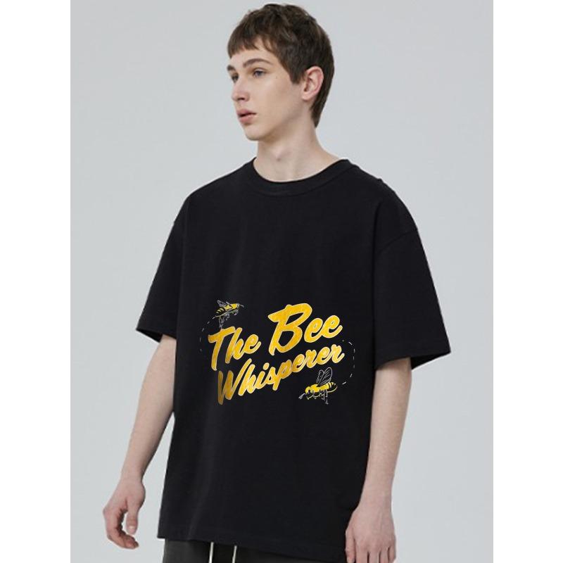 Черная футболка The Bee Whisperer с графикой пчелы и текстовым дизайном для повседневной носки