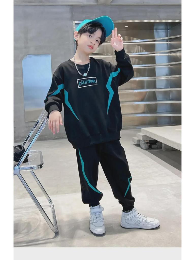 Стильные осенние комплекты свитеров для мальчиков 2025 года: Модная спортивная одежда для детей