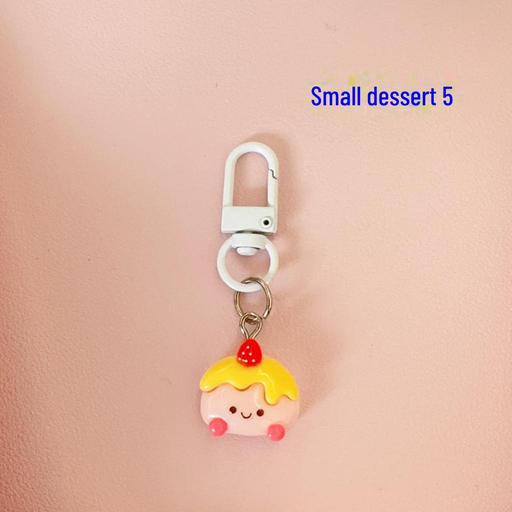 Милый брелок-подвеска в виде мультяшного торта — идеально подходит для студентов, пар и друзей
