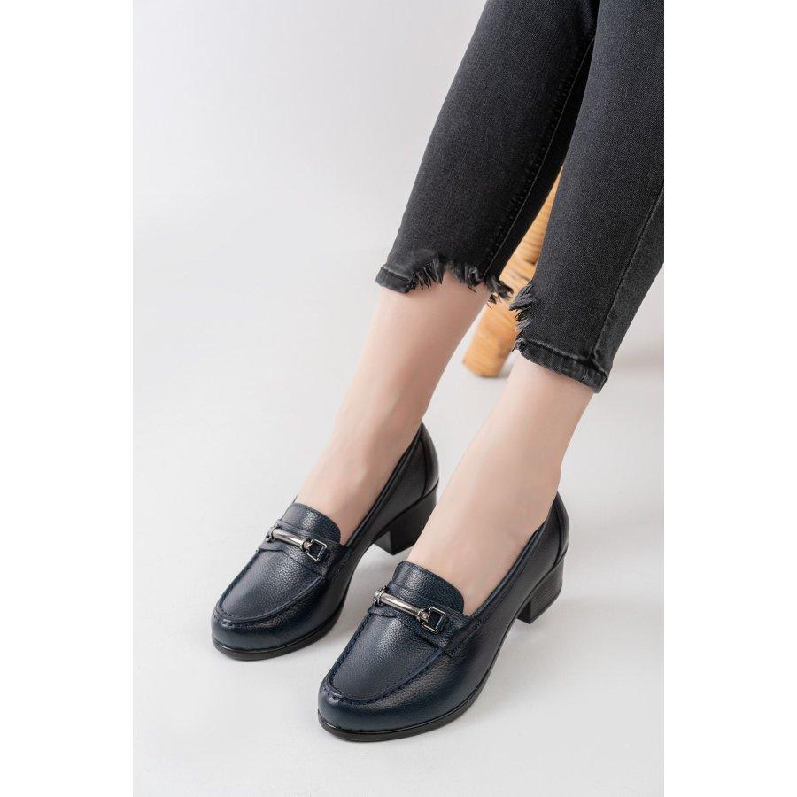 Женские повседневные туфли из натуральной кожи на низком каблуке. Лоферы на каблуке.