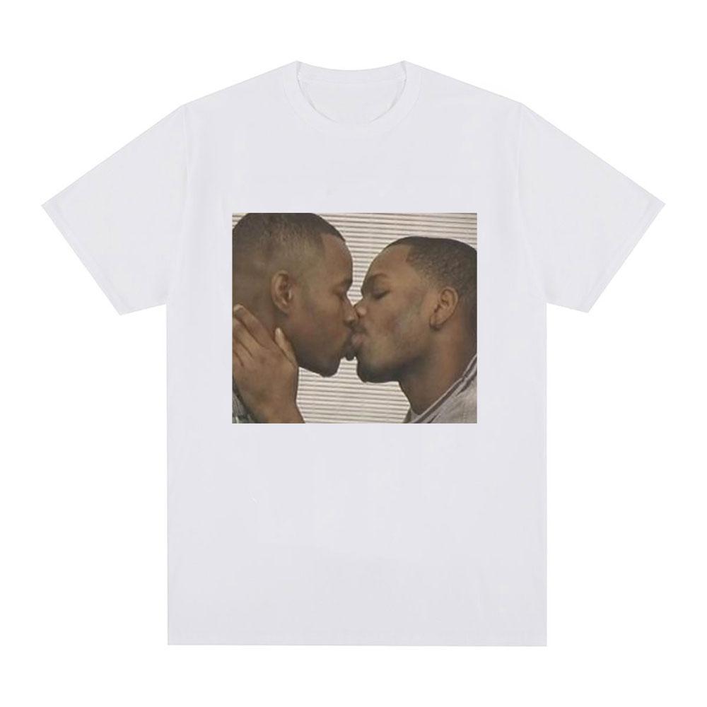 Funny Two Men Kissing Meme T Shirt Men Women Fashion Hip Hop Vintage T-shirt 100% Cotton Casual Loose Short Sleeve T-shirts Tops