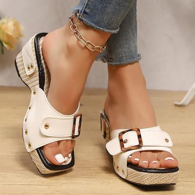 2025 Новые босоножки на танкетке с металлической пряжкой для женщин, модные тапочки на платформе с заклепками, женские летние римские сандалии на толстой подошве для женщин